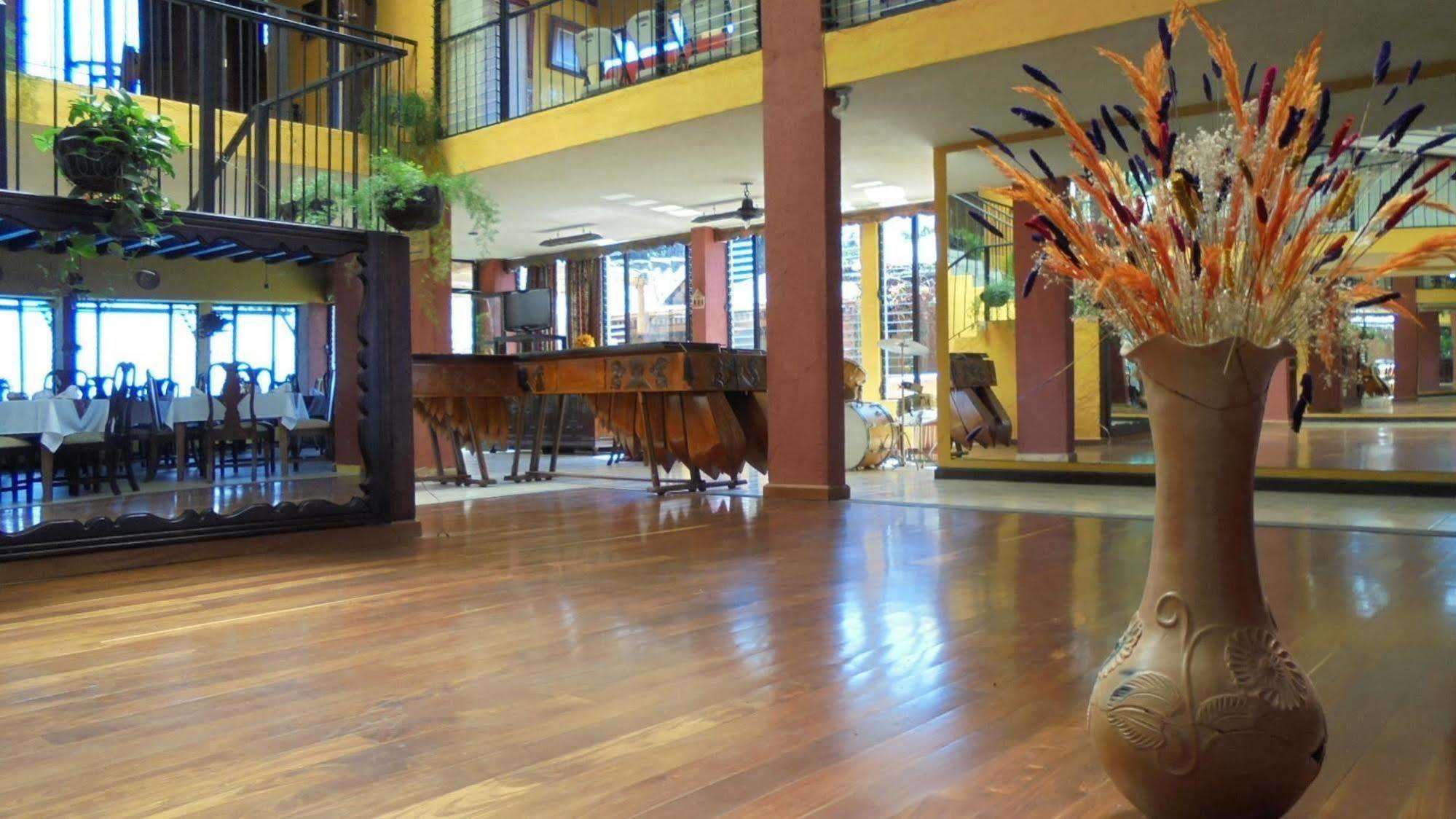 Hotel Posada de Don Rodrigo Panajachel Exterior foto
